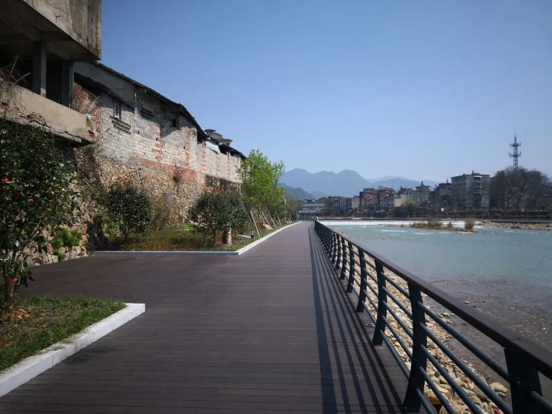 Thermo bamboo decking by the riverside